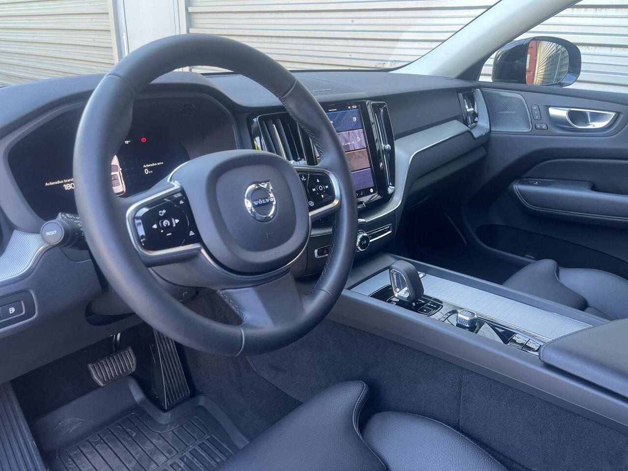 Volvo XC60 T6 Plug-in hybrid AWD Plus Dark / 19" Velgen / Audio Harman Kardon / full-LED koplampen /