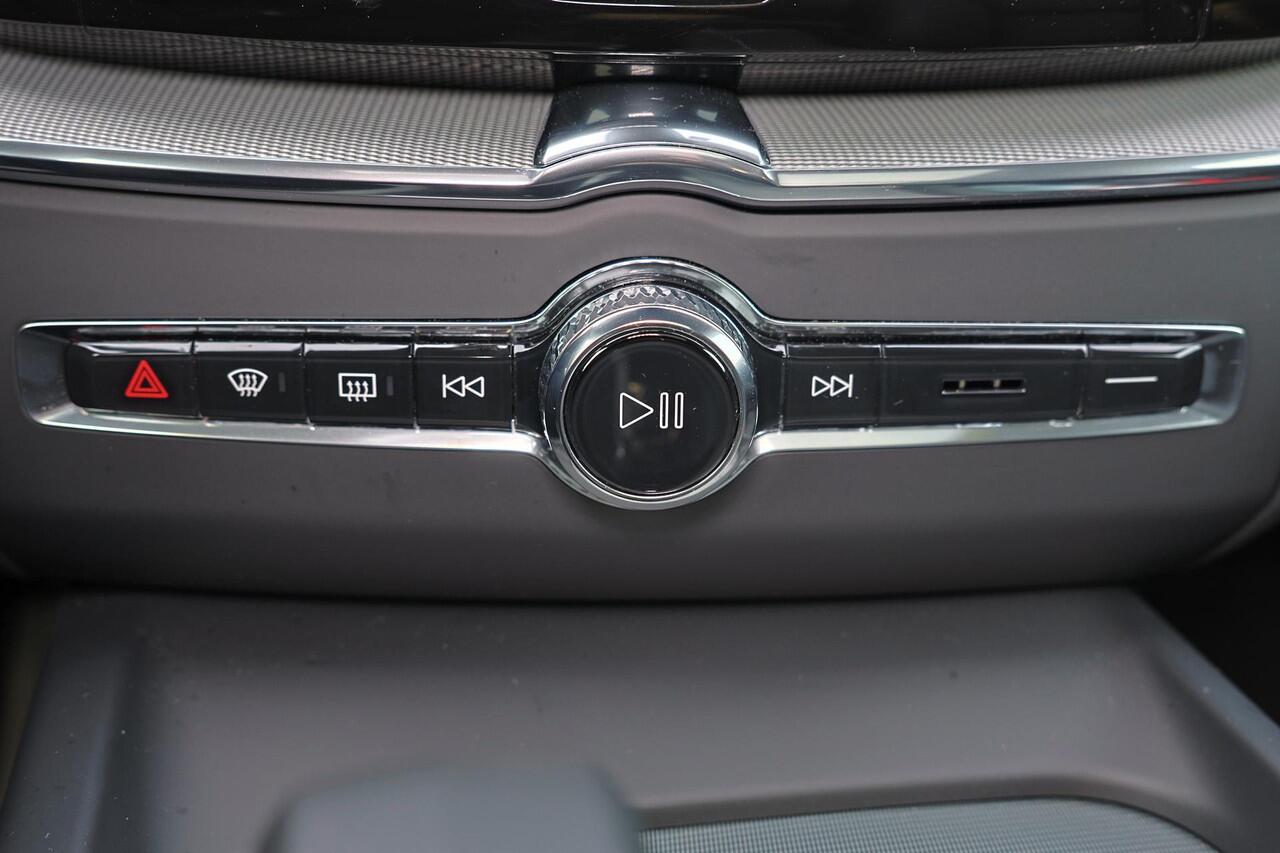 Volvo XC60 T6 Recharge AWD Plus Dark - Panorama/schuifdak - IntelliSafe Assist & Surround - 360º Camera - Harman/Kardon audio - Adaptieve LED koplampen - Verwarmde voorstoelen, stuur & achterbank - Parkeersensoren voor & achter - Elektr. bedienb. voorstoelen met geh