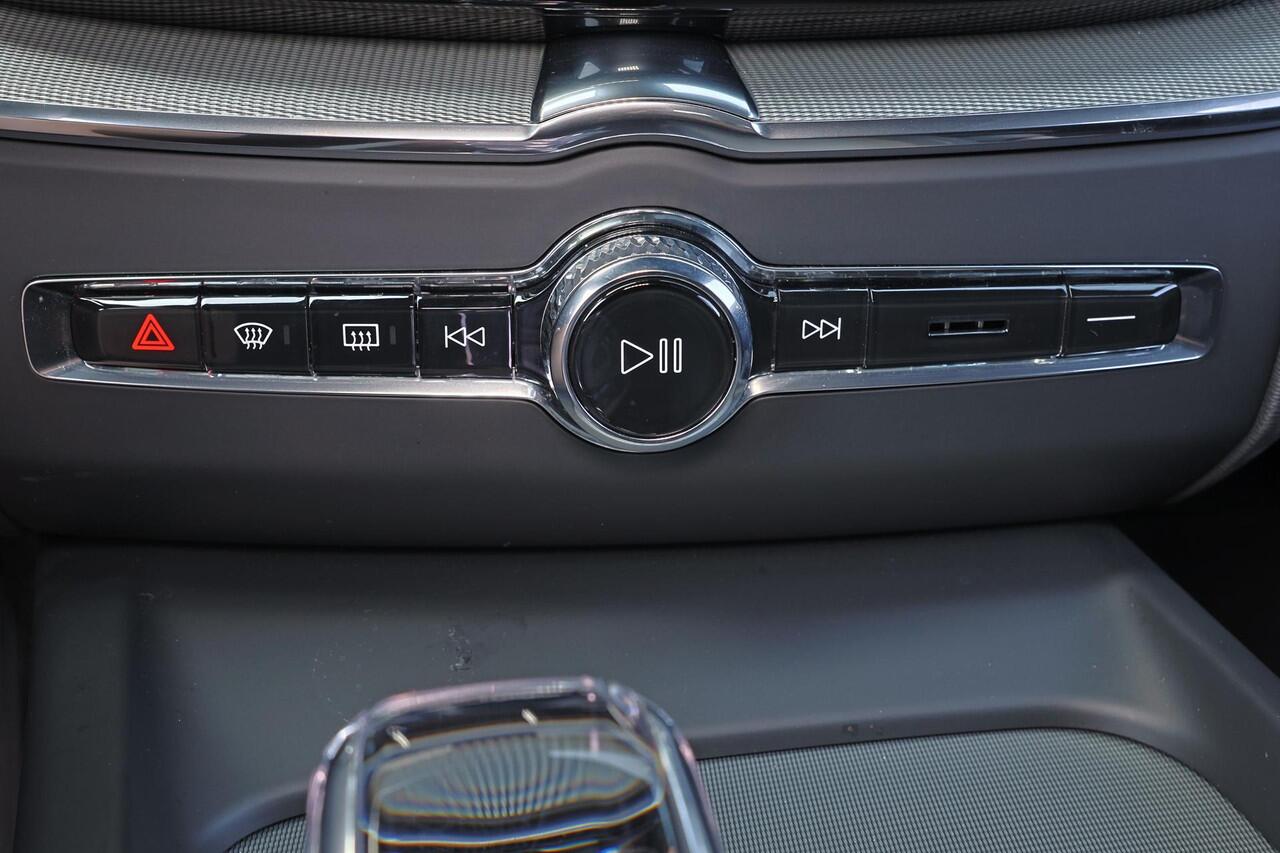 Volvo XC60 T8 Recharge AWD Black Edition Ultra - Luchtvering - Bowers & Wilkins Audio - IntelliSafe Assist & Surround - 360º Camera - Adaptieve LED koplampen - Verwarmde voorstoelen, stuur & achterbank - Parkeersensoren voor & achter - Elektr. bedienb. voorstoelen m