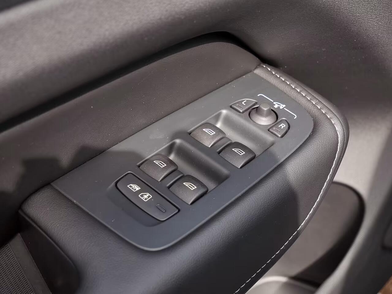 Volvo XC60 2.0 T8 Plug-in hybrid AWD Plus Dark (335kW/455PK) FULL OPTION (PANO / TREKH) ** 1e EIG - Ex VOLVO) ** INFORMEER OOK NAAR ONZE AANTREKKELIJKE FINANCIAL-LEASE TARIEVEN **