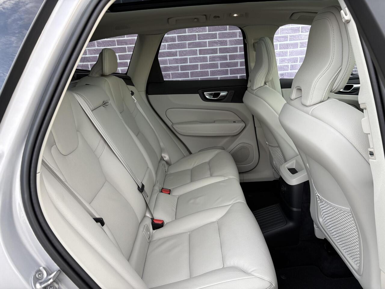 Volvo XC60 2.0 T6 Plug-in hybrid AWD Ultimate Bright | Long range | Trekhaak | Adaptive cruise control | Head-up display | Harman/Kardon audio | Dode hoek detectie BLIS | Stoelverwarming voor + achter | Stuurverwarming | Elektrische stoelverstelling |