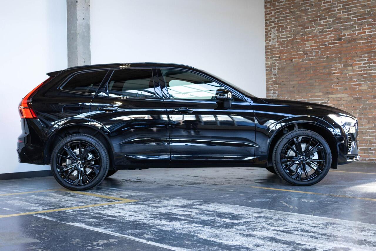 Volvo XC60 2.0 T6 Plug-in hybrid AWD Plus Black Edition | Verwacht Dec. 2025 | Luchtvering | Head-Up Display | 360º Camera | Schuif/Kantel-Panoramadak | Google Infotainment | 21" Lichtmetalen Wielen |