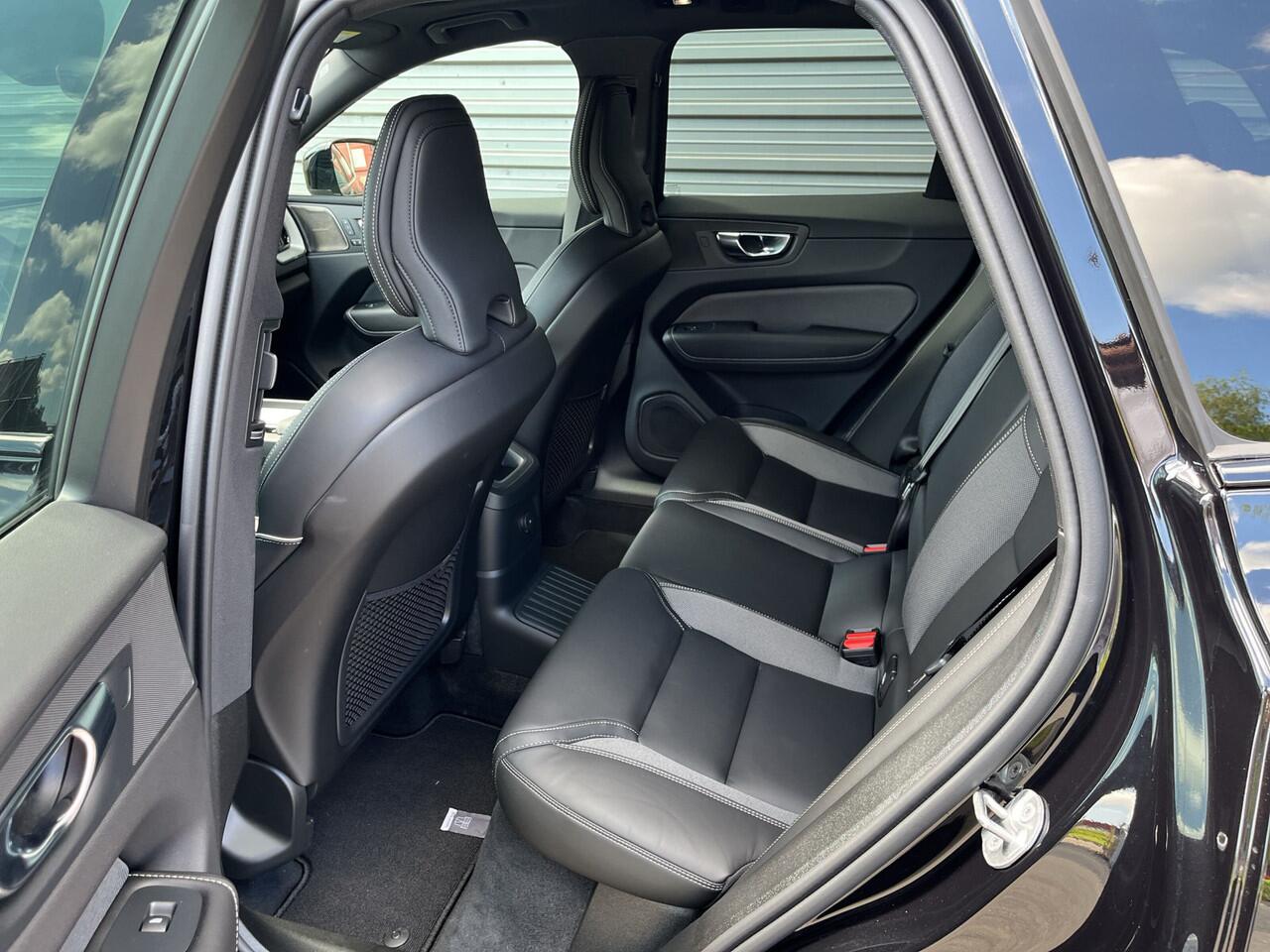 Volvo XC60 T6 Plug-in hybrid AWD Plus Black Edition / Uit voorraad leverbaar / Luchtvering / 360 Camera / 21" Velgen