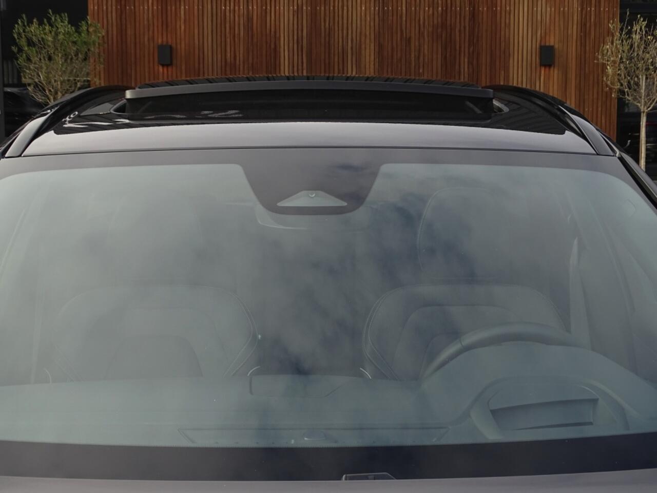 Volvo XC60 T6 341K AWD Recharge Plug-In Hybrid / R- Design / LED