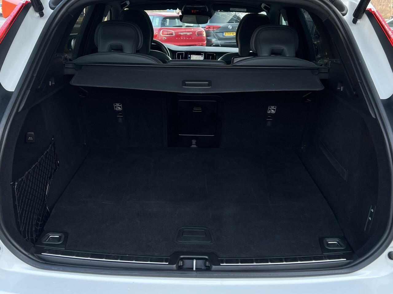 Volvo XC60 2.0 T8 Twin Engine 392 pk AWD R-Design Navigatie Panoramadak Luchtvering Camera Head Up Display Leder Dashboard Carplay Elek. Stoel 19 Inch Velgen Stoelverwarming Standkachel Extra Getint Glas On Call 1e Eigenaar Plug In Hybride 1e Eigenaar BTW auto