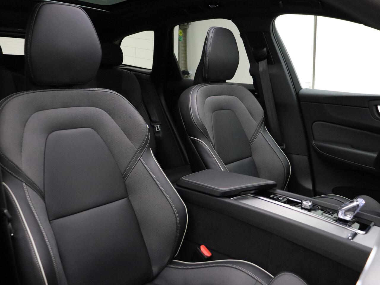 Volvo XC60 T6 350pk Plug-in hybrid AWD Plus Dark / Harman en Kardon audio / Contourstoelen / Panorama dak / Camera voor en achter / Elektrisch verstelbare stoelen /