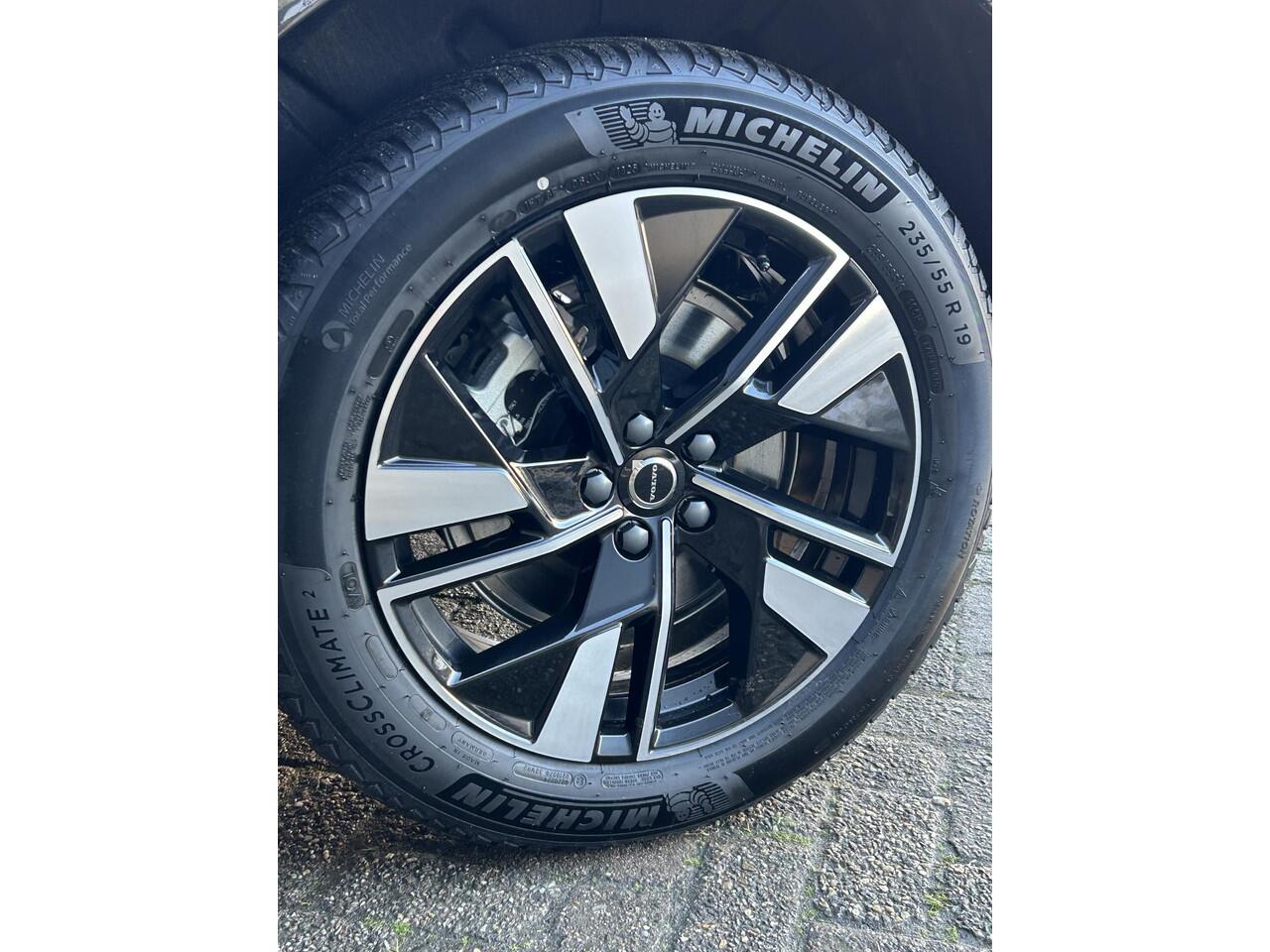 Volvo XC60 2.0 T6 Plug-in hybrid AWD Essential / Driver assist / 19 inch / Stoelverwarming / Stuurverwarming / Park assist voor- en achter / All-season banden
