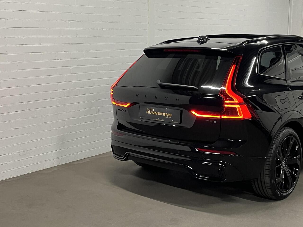 Volvo XC60 2.0 T8 Plug-in hybrid Ultra Black Edition *455Pk* | Luchtvering | Open dak | Massage | Bowers & Wilkins | Trekhaak | Adapt. cruise control