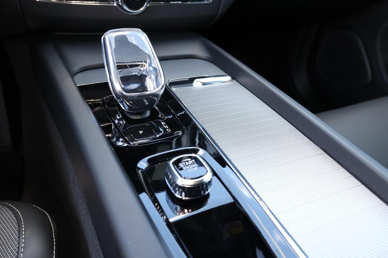 Volvo XC60 T6 Plug-in hybrid AWD Plus Dark - 21' LMV - 360° camera - Panoramisch schuif-/kanteldak - Harman Kardon audio - Adaptive Cruise Control met Pilot Assist - BLIS dodehoekassistentie - Keyless - Stoelverwarming voor & achter - Verwarmbaar stuurwiel - Getint 