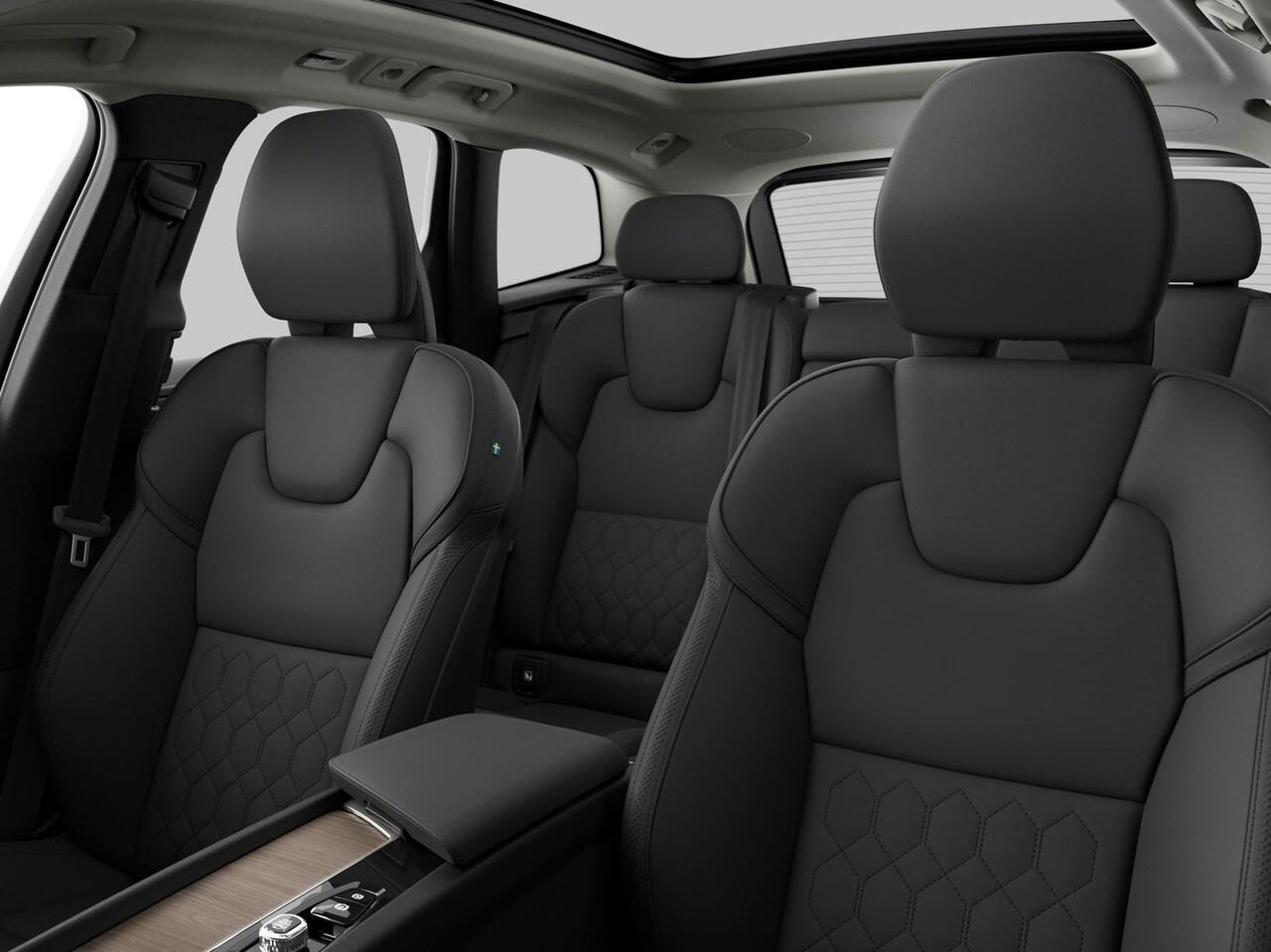 Volvo XC60 2.0 T6 Plug-in hybrid AWD Plus Dark Automaat / Panoramadak / Head-up display / 360* camera / 20" velgen / MY2026