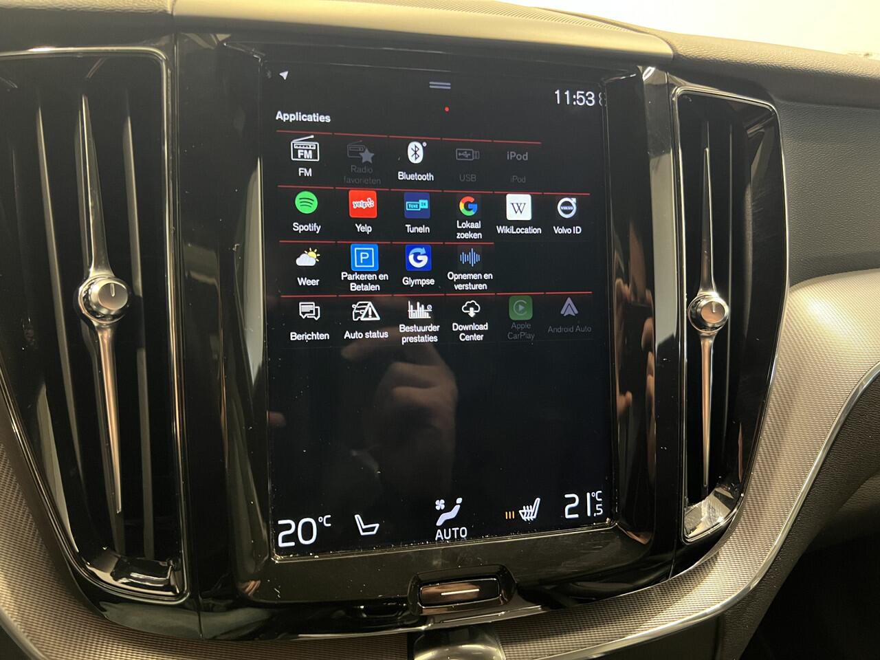 Volvo XC60 2.0 T5 AWD R-Design | Navigatie/Android/Apple Carplay | LM Velgen 19" | Voorstoelen Verwarmd | PDC Voor en Achter + Achteruitrijcamera |