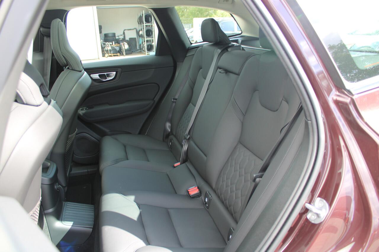 Volvo XC60 T6 Plug-in AWD Ultra Dark | Luchtvering | Head up display | 21" Velgen