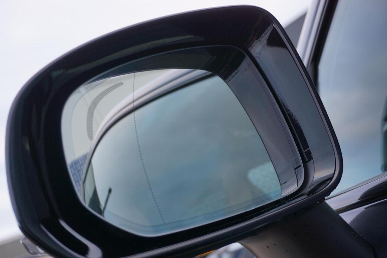 Volvo XC60 2.0 T8 Plug-in hybrid AWD Ultra Dark | Luchtvering | Bowers & Wilkins | Massage | Stoel koeling | Stoel + Stuur verwarming | Panorama Schuifdak |