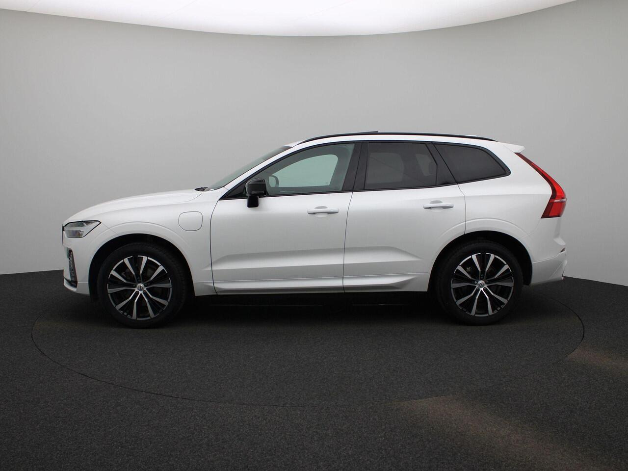 Volvo XC60 T6 Plug-in hybrid AWD Ultimate Dark | Panorama dak | Harman Kardon audio | verwarmde voorstoelen & achterbank |