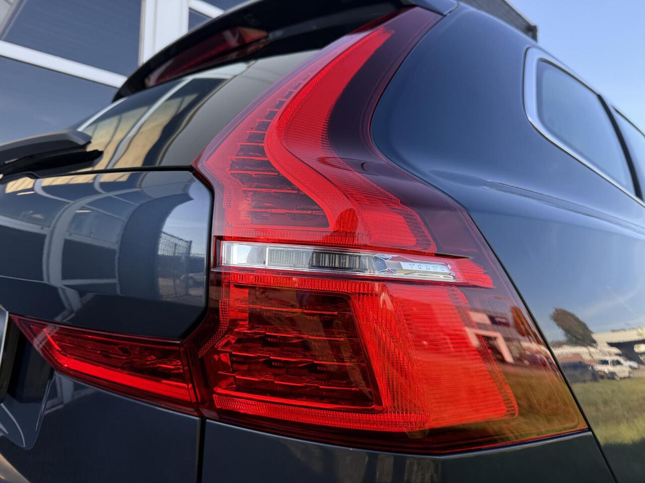 Volvo XC60 2.0 T4 Momentum | Trekhaak | Leder | Stoelverwarming | All season banden | Smartphone integratie | Navigatie | Camera |