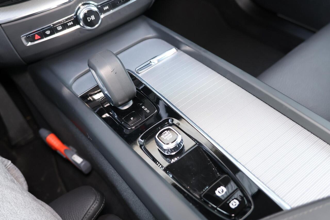 Volvo XC60 T6 Recharge AWD Ultra Dark - Panorama/schuifdak - IntelliSafe Assist & Surround - 360º Camera - Harman/Kardon audio - Adaptieve LED koplampen - Verwarmde voorstoelen, stuur & achterbank - Parkeersensoren voor & achter - Elektr. bedienb. voorstoelen met ge