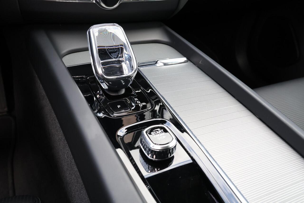 Volvo XC60 T8 Recharge AWD Ultra Black Edition - Luchtvering - Panorama/schuifdak - Massage&Ventilatie stoelen - IntelliSafe Assist & Surround - 360º Camera - Bowers & Wilkins audio - Nappa leder - Adaptieve LED koplampen - Verwarmde voorstoelen & stuur - Parkeersen