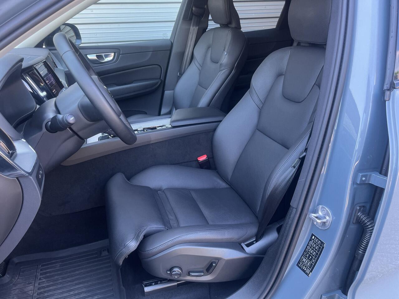 Volvo XC60 T6 Plug-in hybrid AWD Plus Dark / 19" Velgen / Audio Harman Kardon / full-LED koplampen /