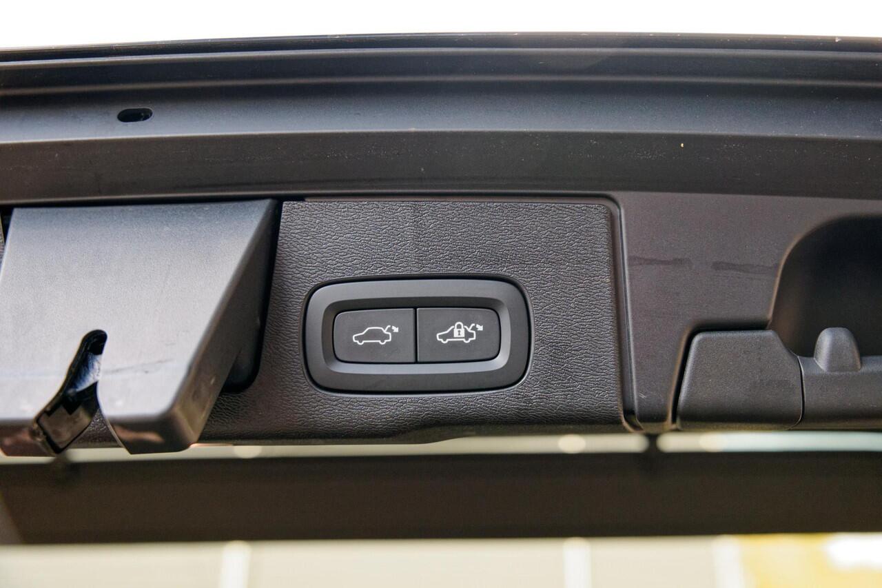 Volvo XC60 2.0 T8 Plug-in hybrid AWD Ultimate Black Edition Luchtvering, Trekhaak, 21", Panoramadak