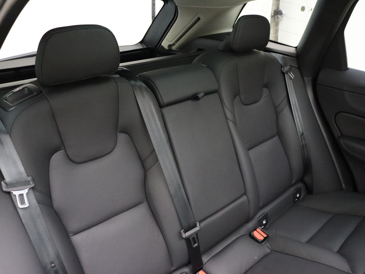 Volvo XC60 T8 455pk Plug-in hybrid AWD Ultra Dark / Panorama dak / Camera rondom / H&K audio / Stoelen met geheugen / Stoel/- en stuurverwarming /