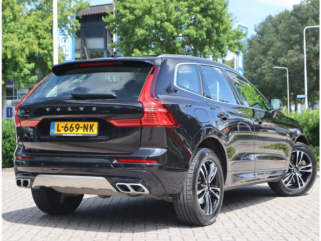 Volvo XC60 2.0 B5 250 PK Momentum Exclusive / Panoramadak