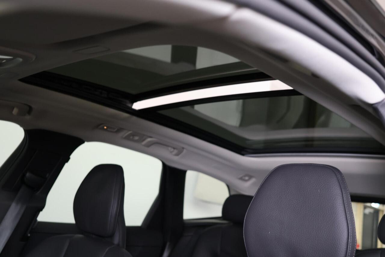 Volvo XC60 T6 Recharge AWD Ultra Dark - Panorama/schuifdak - IntelliSafe Assist & Surround - 360º Camera - Harman/Kardon audio - Adaptieve LED koplampen - Verwarmde voorstoelen, stuur & achterbank - Parkeersensoren voor & achter - Elektr. bedienb. voorstoelen met ge