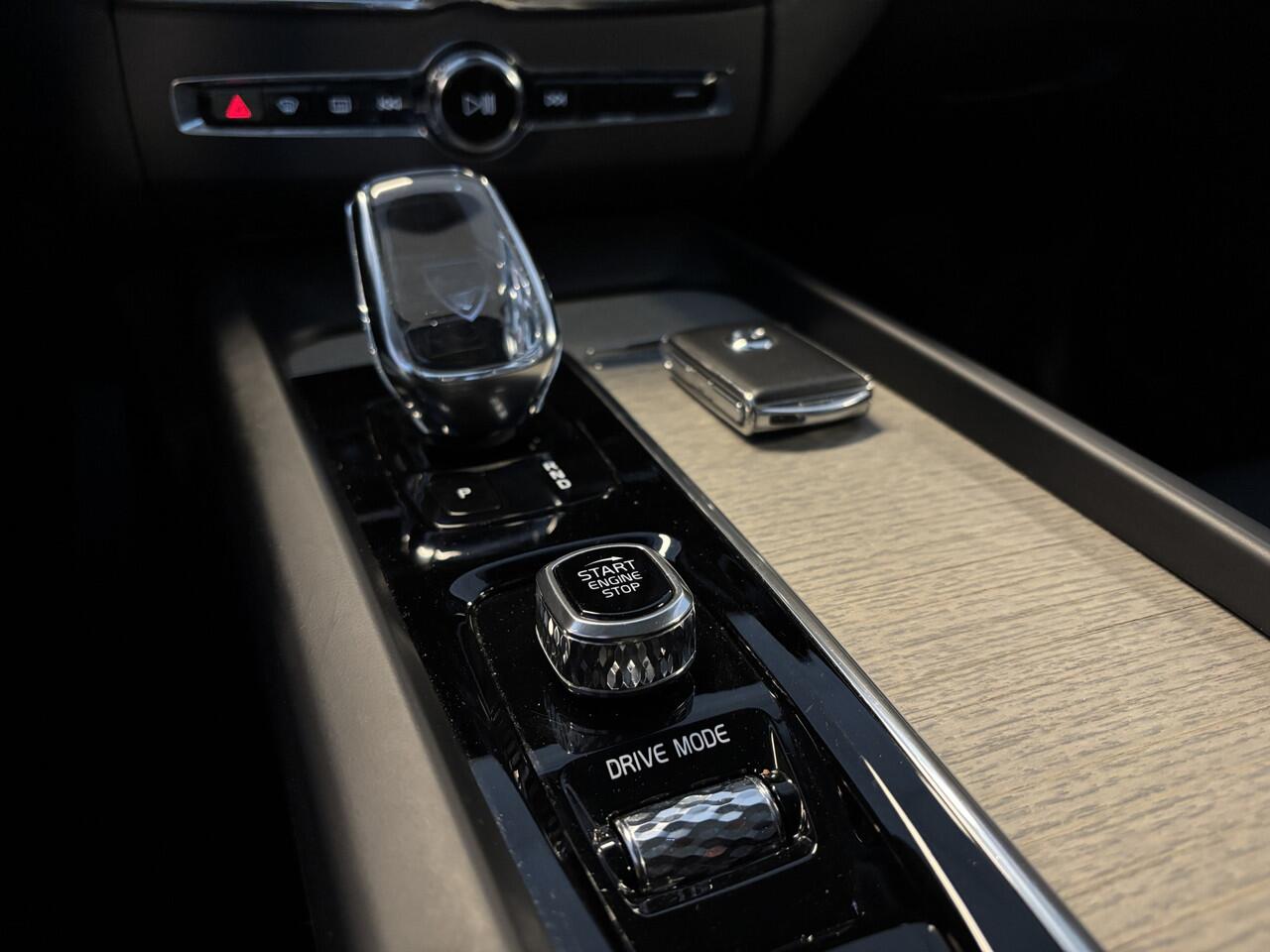 Volvo XC60 T8 AWD / Panodak / Leer / BLIS / full LED / Apple Carplay / Camera / Adapt Cruise / Pilot ass - Elek Trekhaak -