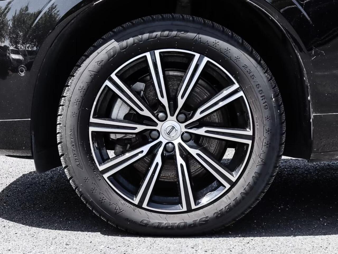 Volvo XC60 2.0 T8 Plug-in hybrid AWD Plus Dark (335kW/455PK) FULL OPTION (PANO / TREKH) ** 1e EIG - Ex VOLVO) ** INFORMEER OOK NAAR ONZE AANTREKKELIJKE FINANCIAL-LEASE TARIEVEN **