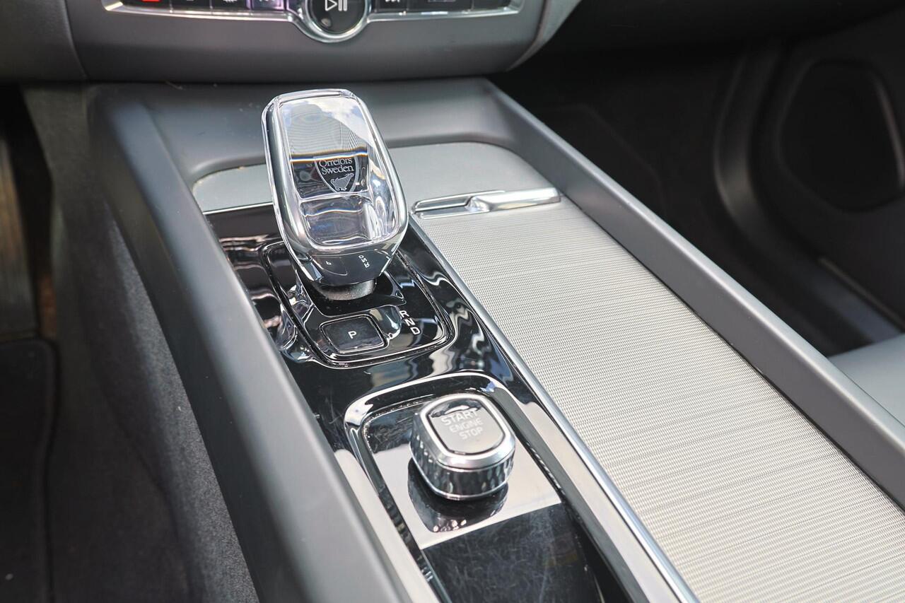 Volvo XC60 T8 Recharge AWD Ultra Black Edition - Luchtvering - B&W Audio - Panorama/schuifdak - IntelliSafe Assist & Surround - 360º Camera - Adaptieve LED koplampen - Verwarmde voorstoelen, stuur & achterbank - Parkeersensoren voor & achter - Elektr. bedienb. voors