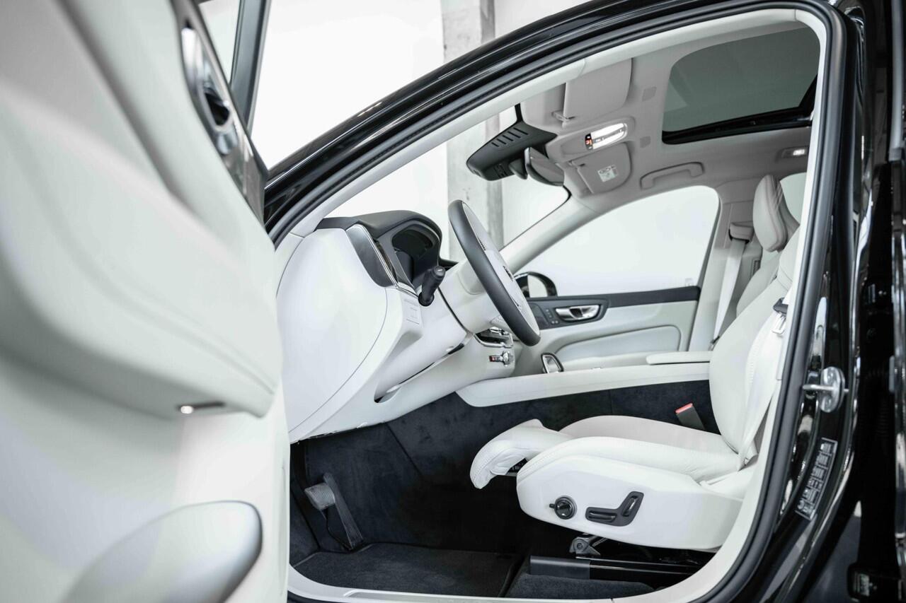 Volvo XC60 T6 Automaat Plug-in hybrid AWD Plus Dark | Harman Kardon premium audio | Blond lederen bekleding | Panoramadak | Google infotainment | 4-seizoenenbanden | Adaptive cruise control | Semi-electrische wegklapbare trekhaak | 360° parkeercamera | Parkeersensor