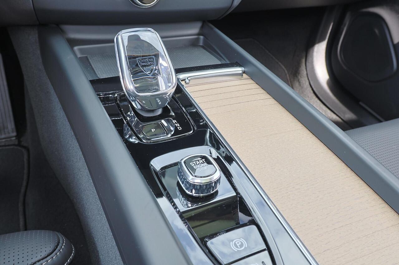 Volvo XC60 T8 Recharge AWD Ultra Dark - Panorama/schuifdak - IntelliSafe Assist & Surround - Massage&Ventilatie stoelen - 360º Camera - Harman/Kardon audio - Nappa leder - Adaptieve LED koplampen - Verwarmde voorstoelen, stuur & achterbank - Parkeersensoren voor & a