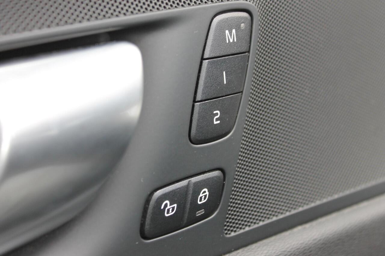 Volvo XC60 T6 350PK Long Range Plug-in hybrid AWD Plus Bright Panoramisch schuif-kanteldak / Google infotainment / Lederen bekleding / Parkeersensoren voor en achter met parkeercamera / Road Sign information / Cruise Control