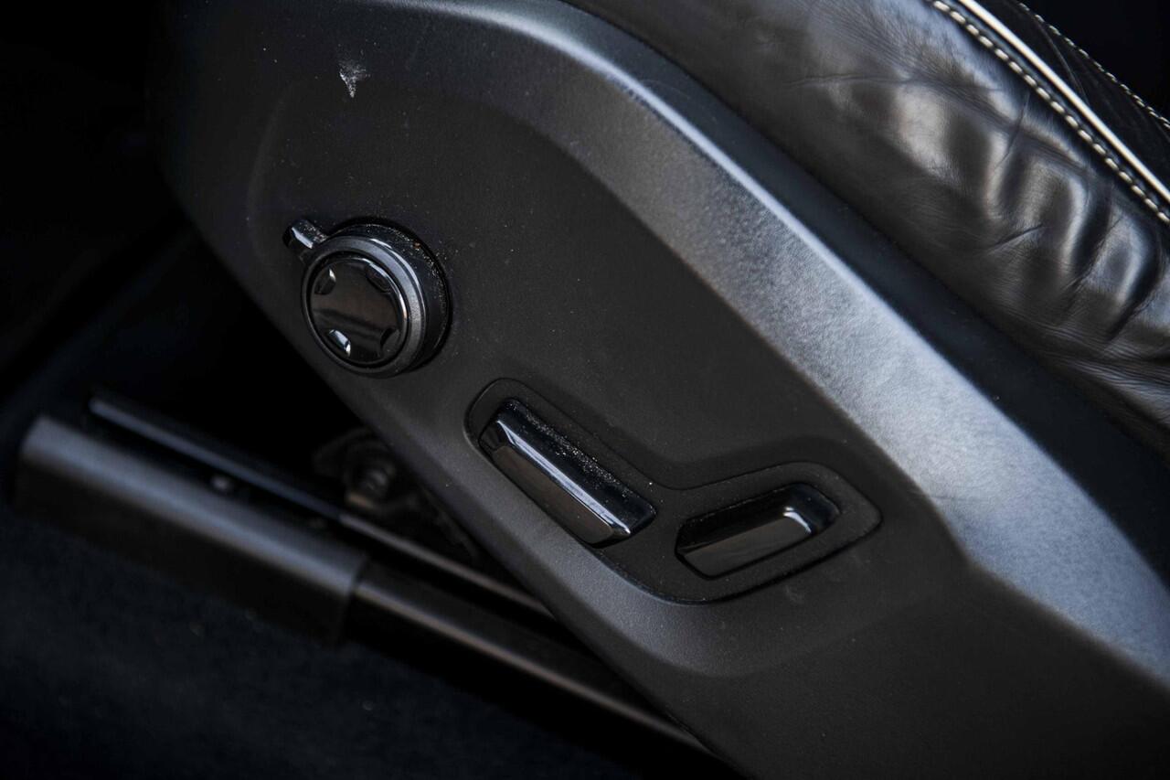 Volvo XC60 B5 Ultimate Dark | Trekhaak | Harman & Kardon | Stoel/stuur verwarming | Panorama dak | Adaptieve cruise control | Elektrisch verstelbare voorstoelen met memory |