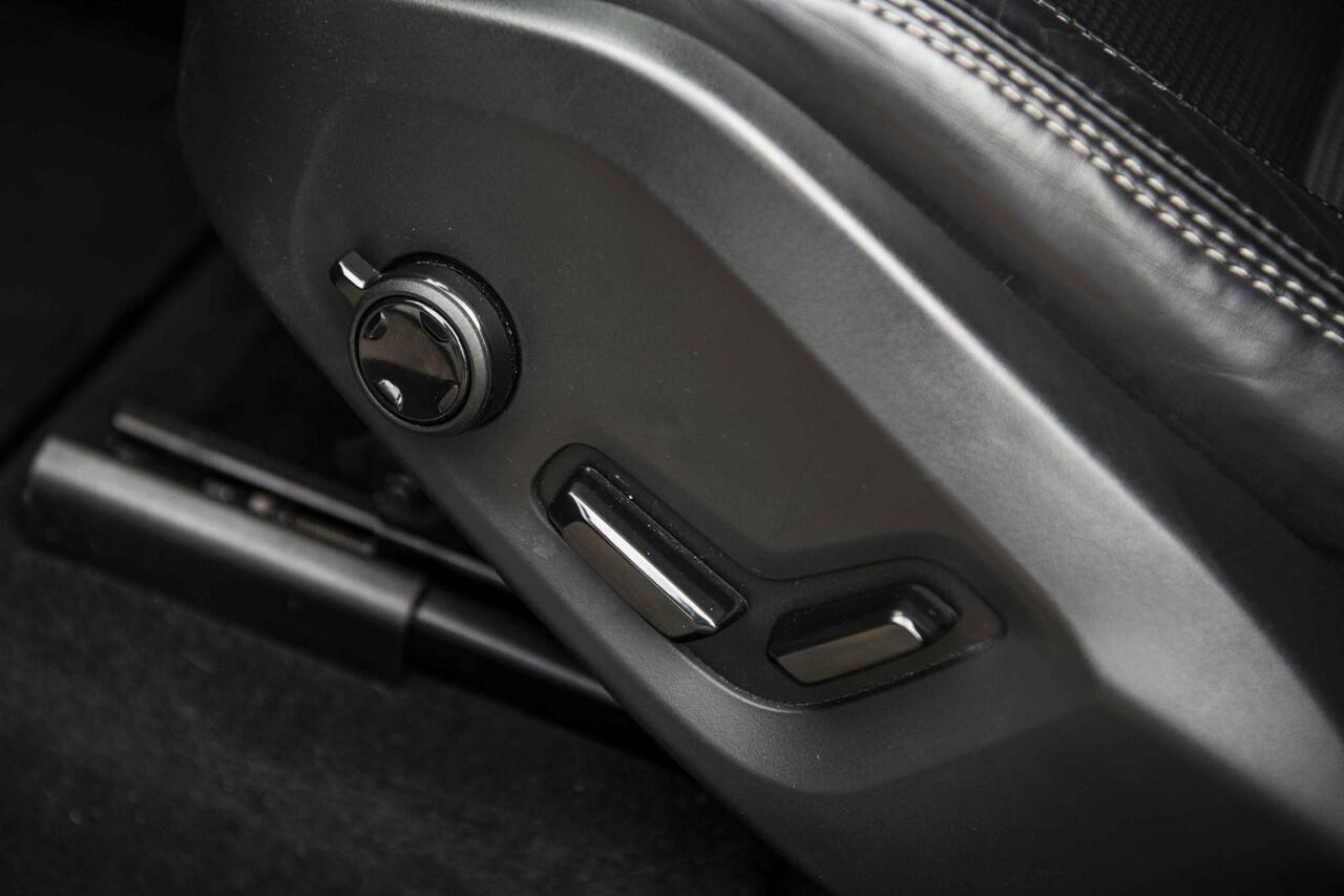 Volvo XC60 2.0 T6 Plug-in hybrid AWD Ultimate Black Edition | Trekhaak | Stoelventilatie en Massage | Adaptieve Cruise Control | Harman Kardon |