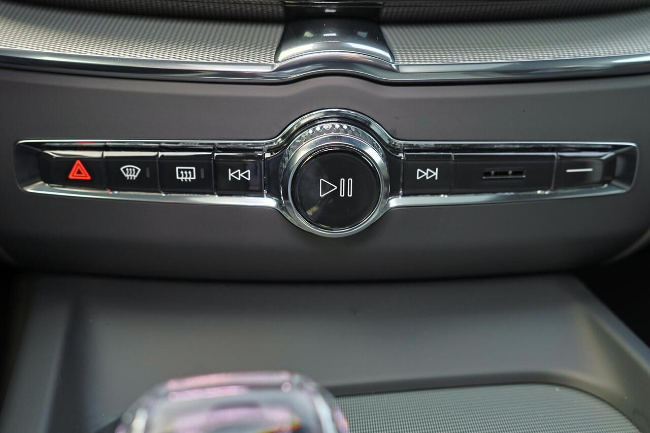 Volvo XC60 T6 Recharge AWD Plus Black Edition - Panorama/schuifdak - IntelliSafe Assist & Surround - Adaptieve LED koplampen - Parkeercamera achter - Verwarmde voorstoelen, stuur & achterbank - Parkeersensoren voor & achter - Elektr. bedienb. voorstoelen met geheuge