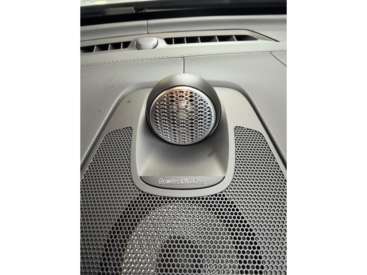 Volvo XC60 2.0 T8 Ultra Black Edition Nieuw Model l Luchtvering l Bowers & Wilkins l Lounge Pakket l Elektrische Trekhaak