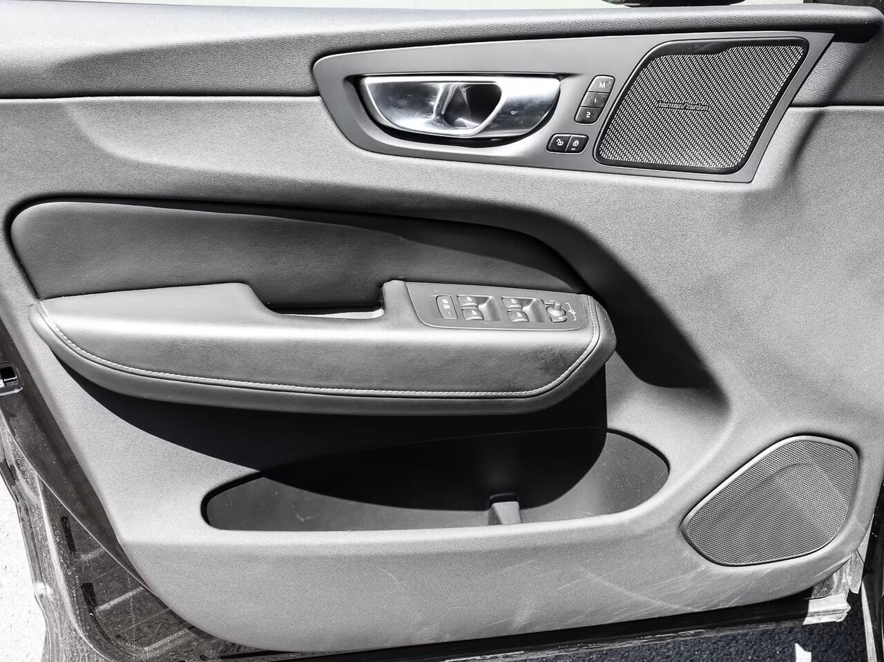 Volvo XC60 2.0 T8 Plug-in hybrid AWD Plus Dark (335kW/455PK) FULL OPTION (PANO / TREKH) ** 1e EIG - Ex VOLVO) ** INFORMEER OOK NAAR ONZE AANTREKKELIJKE FINANCIAL-LEASE TARIEVEN **