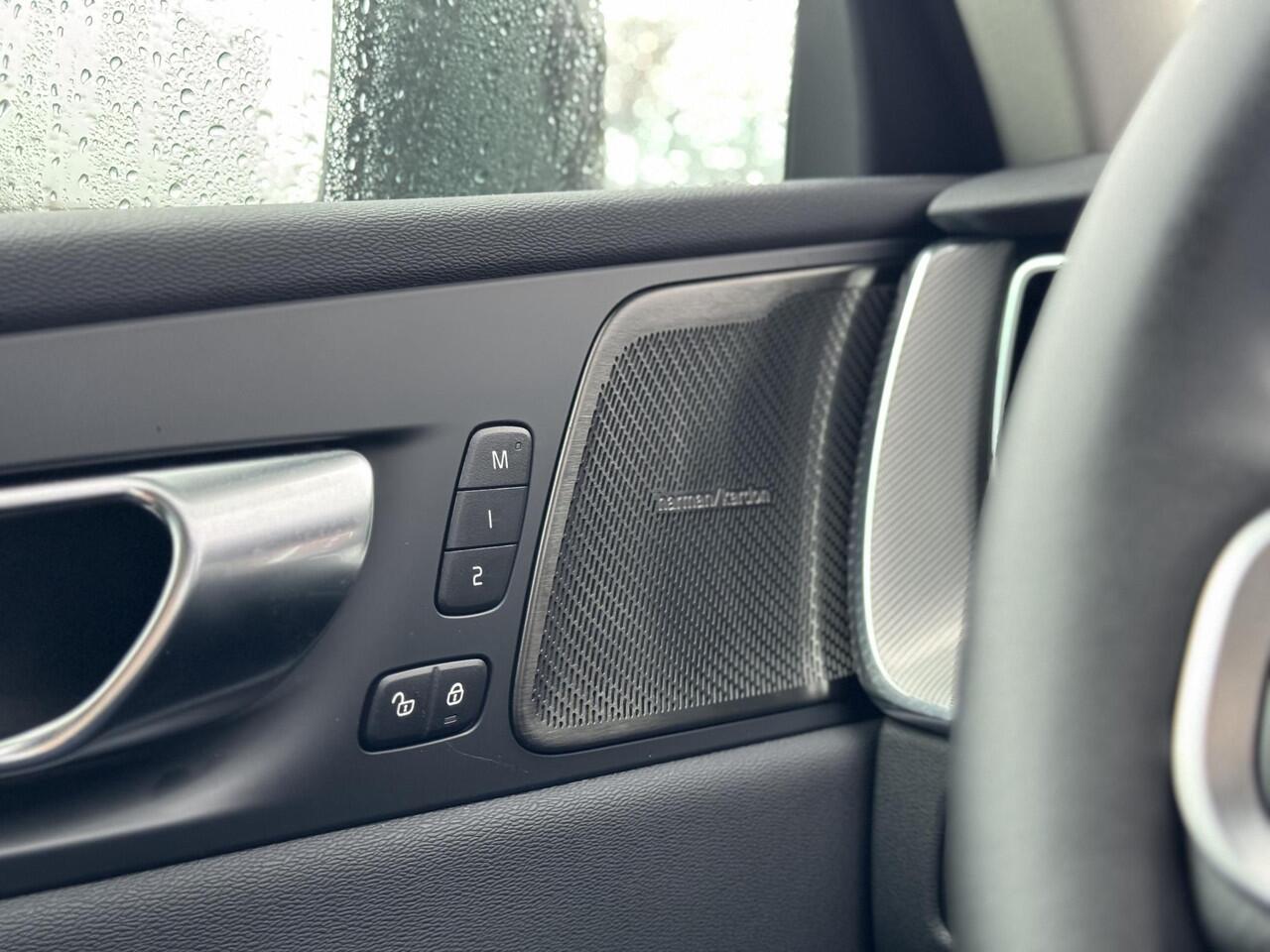 Volvo XC60 T6 Plug-in hybrid AWD Ultra Bright | Luchtvering | Trekhaak 2250 kg | 360° Camera | Harman Kardon Audio | Elektrisch Verstelbare Voorstoelen | Stoel-/Stuurverwarming