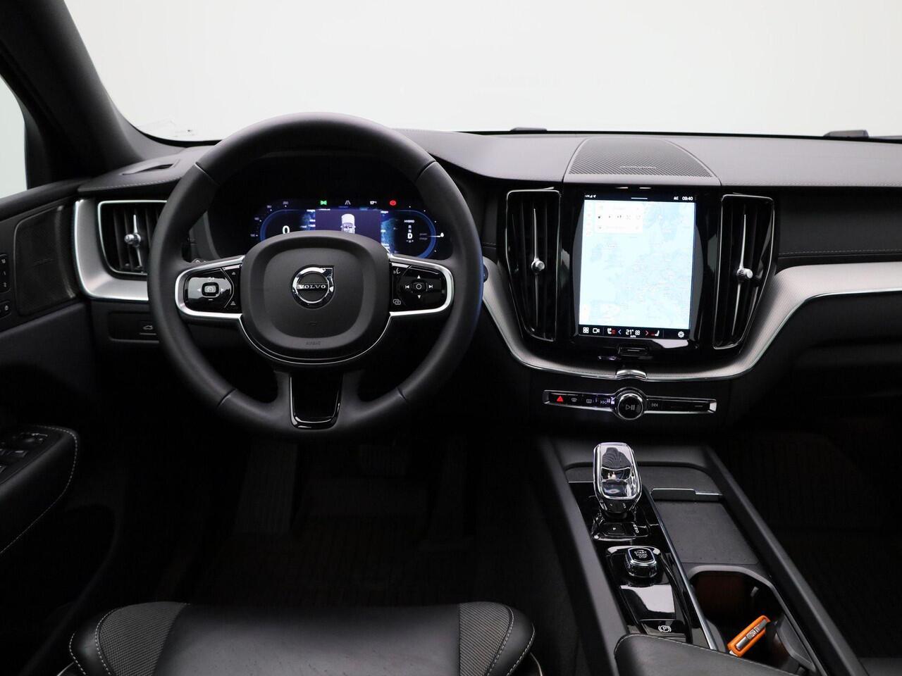 Volvo XC60 T6 Plug-in hybrid AWD Ultimate Dark | Panorama dak | Harman Kardon audio | verwarmde voorstoelen & achterbank |