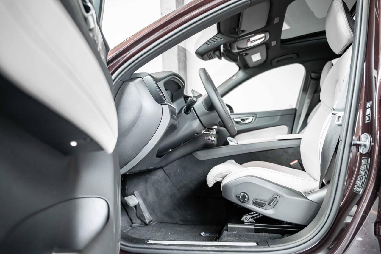 Volvo XC60 T6 Plug-in hybrid AWD Plus Dark | Panoramadak | Head-up display | Long range | Premium audio by Harman Kardon | 360° parkeercamera | Verwarmbare voorstoelen, achterbank en stuurwiel | Parkeersensoren voor + achter | Google infotainment | Parkeerverwarmin