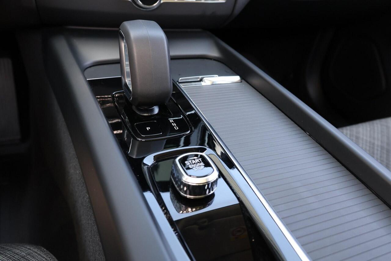 Volvo XC60 T6 Recharge AWD Core Bright - Panorama/schuifdak - IntelliSafe Assist & Surround - Adaptieve LED koplampen - Parkeercamera achter - Verwarmde voorstoelen, stuur & achterbank - Parkeersensoren voor & achter - Draadloze tel. lader - Elektr. inklapbare trek