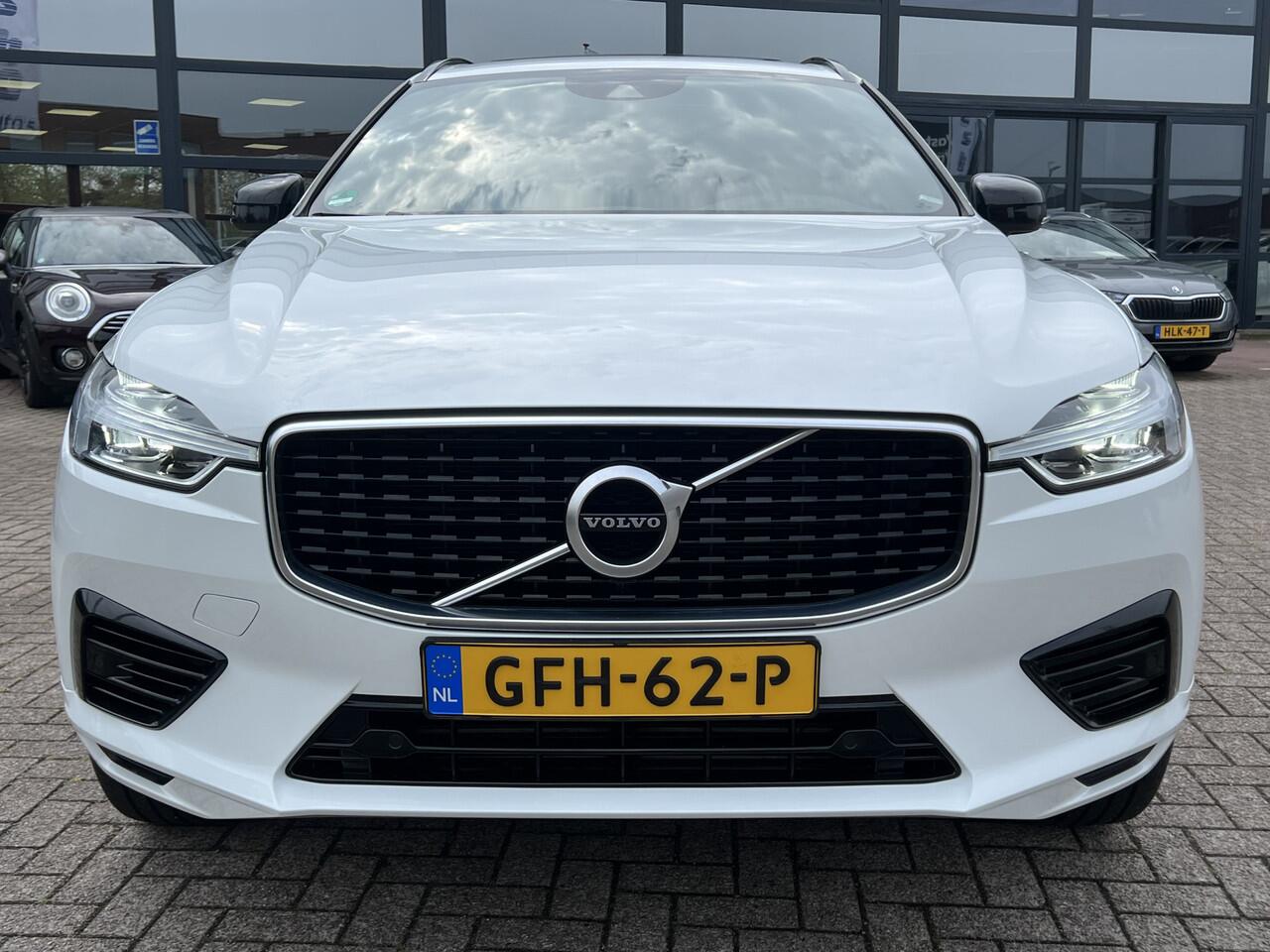 Volvo XC60 2.0 T8 Recharge 392 pk AWD R-Design Navigatie Panoramadak Luchtvering Camera Head Up Display Leder Dashboard Carplay Elek. Stoel 19 Inch Velgen Stoelverwarming Standkachel Getint Glas On Call 1e Eigenaar Plug In Hybride 1e Eigenaar Netjes ! BTW auto