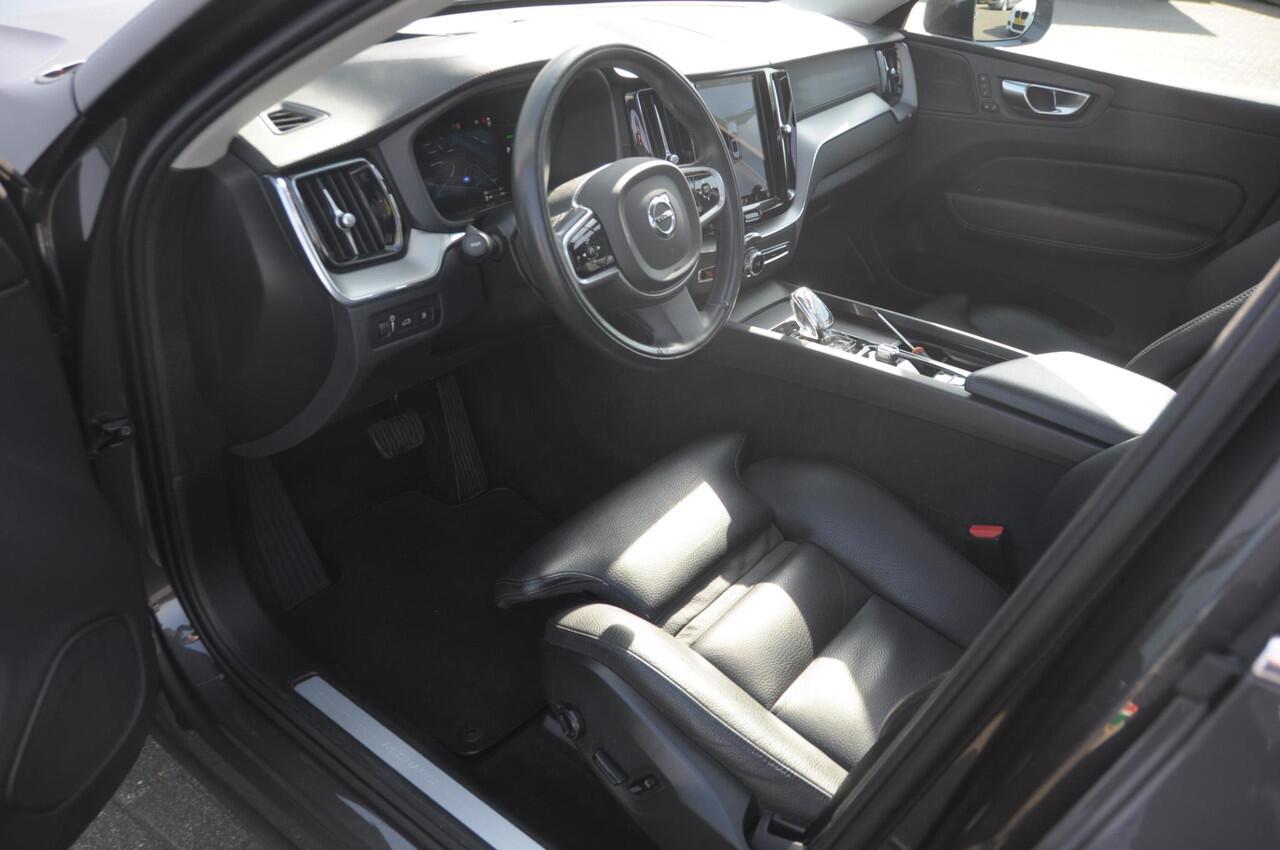 Volvo XC60 T8 390PK Automaat AWD Ultra Bright / Head-up display / Trekhaak/ Harman Kardon audio / Panoramadak / BLIS / Elektrisch bedienbare voorstoelen / Memory seats / Verwarmbare stoelen / Keyless entry /
