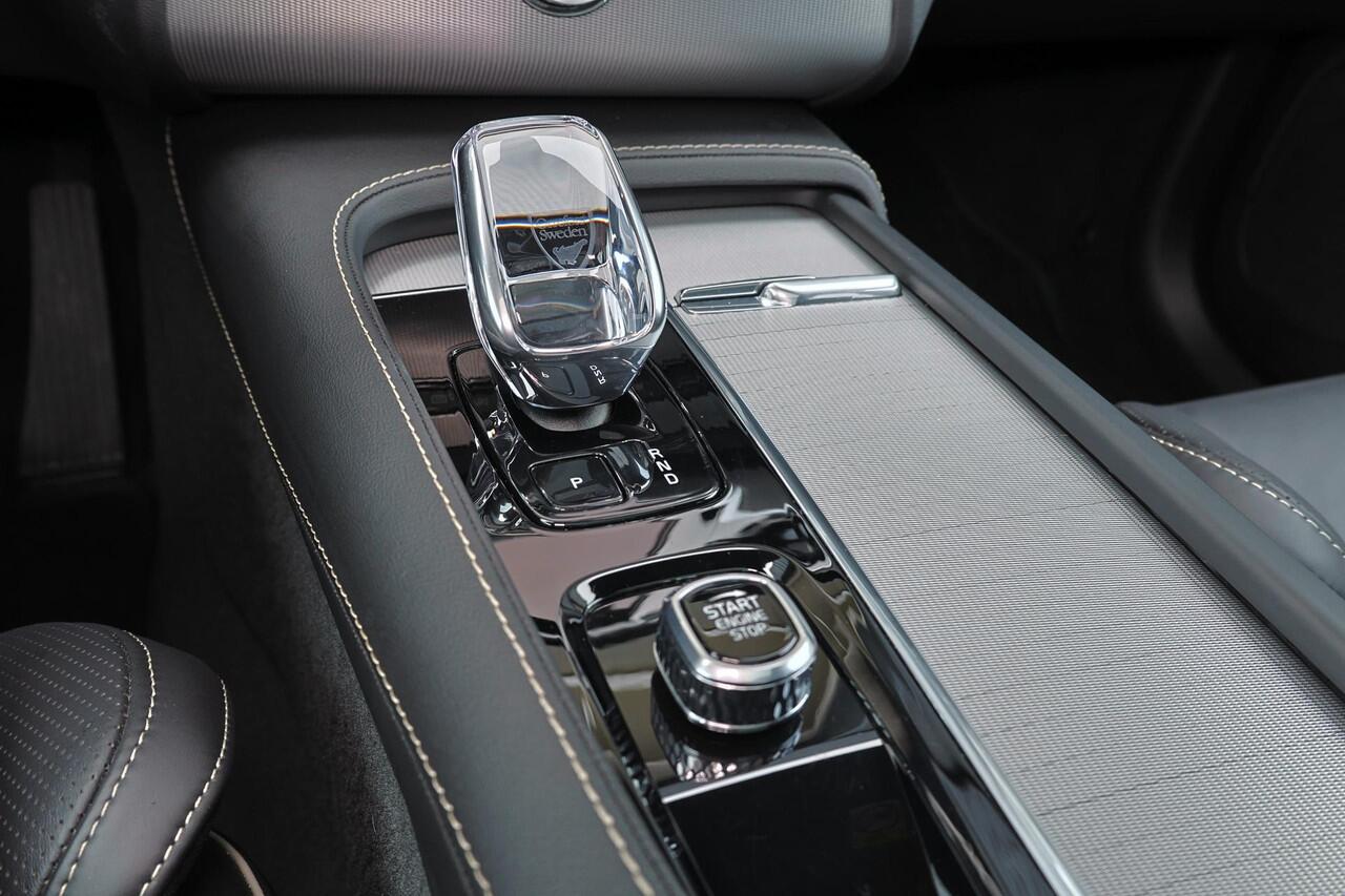 Volvo XC90 T8 Recharge AWD Ultra Dark - Luchtvering - Panorama/schuifdak - IntelliSafe Assist & Surround - Bowers & Wilkins audio - 360º Camera - Adaptieve LED koplampen - Verwarmde voorstoelen, stuur & achterbank - Parkeersensoren voor & achter - Elektr. bedienb. v