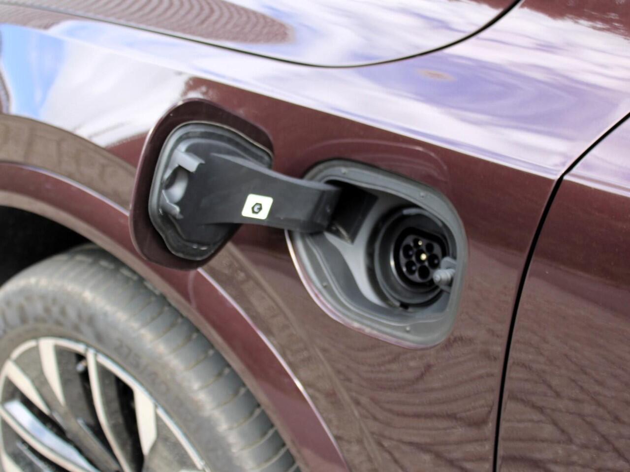 Volvo XC90 2.0 T8 Plug-in hybrid AWD Ultra Dark Automaat / Panoramadak / Luchtvering / Bowers&Wilkens audio / Trekhaak / Massage voorstoelen