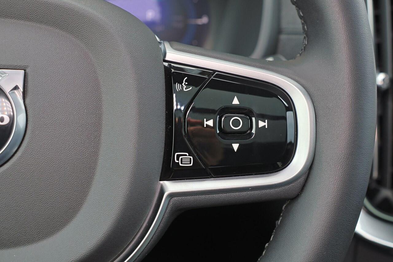 Volvo XC90 T8 Recharge AWD Ultra Dark - Luchtvering - Panorama/schuifdak - IntelliSafe Assist & Surround - 360º Camera - Bowers & Wilkins audio - Verwarmde voorstoelen, stuur & achterbank - Parkeersensoren voor & achter - Elektr. bedienb. voorstoelen met geheugen - 