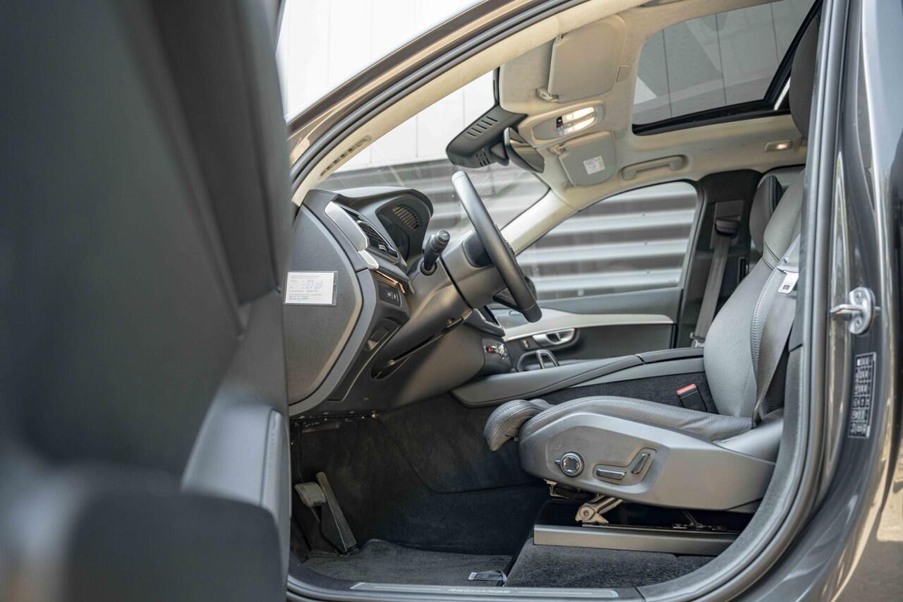 Volvo XC90 T8 Recharge AWD Ultimate Dark | Verwarmbare voorstoelen en stuurwiel | Head up display | Verwarmbare achterbank | Harman Kardon | Panoramadak | Luchtvering | Rondomzicht Camera| 21 inch Lichtmetalen velgen | Semi elektrische trekhaak | Alarmklasse 3