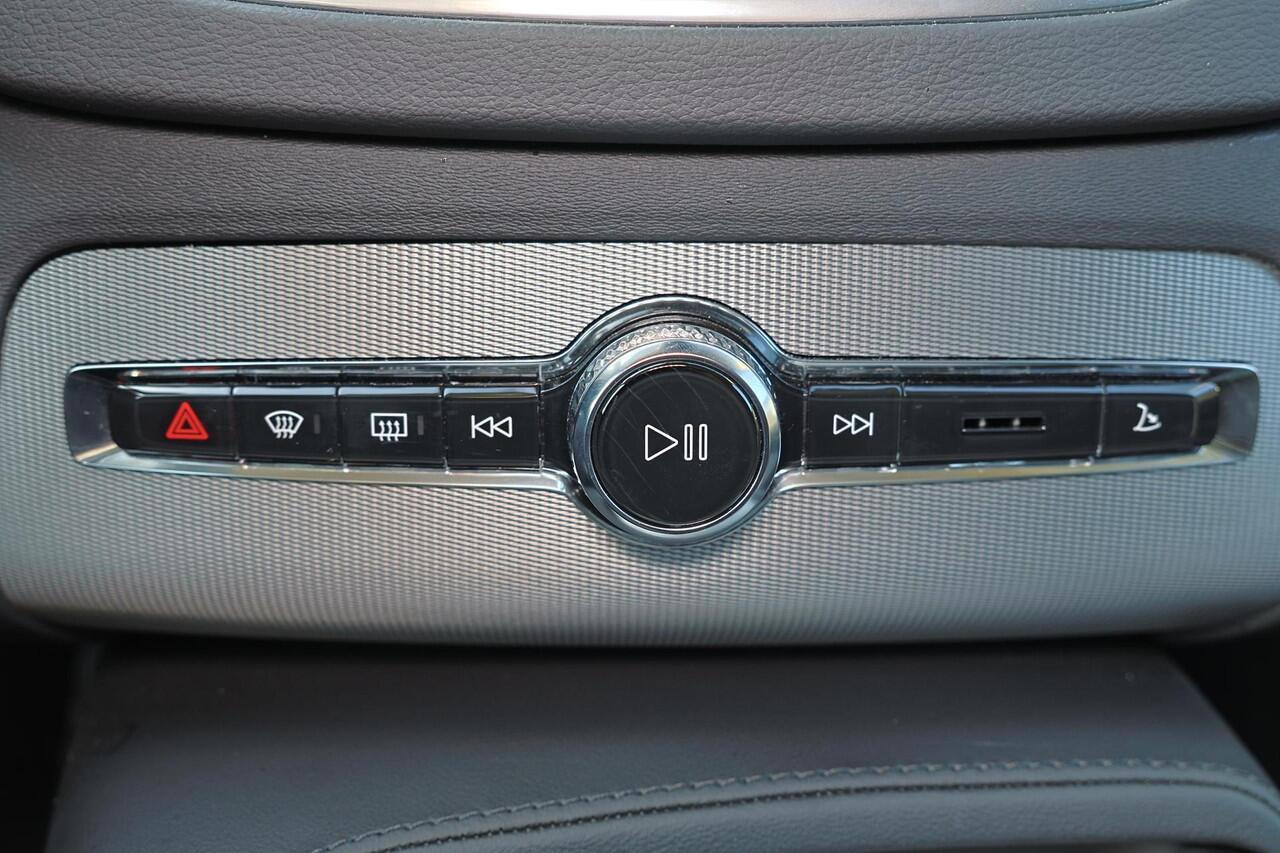 Volvo XC90 T8 Recharge AWD Ultra Dark - Panorama/schuifdak - IntelliSafe Assist & Surround - 360º Camera - Harman/Kardon audio - Adaptieve LED koplampen - Verwarmde voorstoelen, stuur & achterbank - Parkeersensoren voor & achter - Elektr. bedienb. voorstoelen met ge