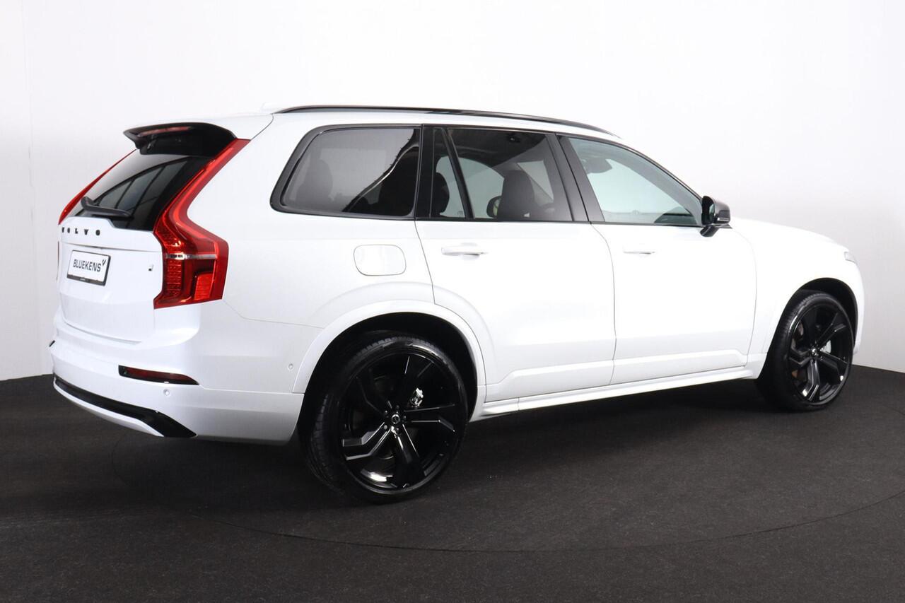 Volvo XC90 T8 Plug-in hybrid AWD Ultra Dark - Luchtvering - Panorama/schuifdak - IntelliSafe Assist & Surround - 360º Camera - Bowers & Wilkins audio - Nappaleder met stoelventilatie - Verwarmde voorstoelen, stuur & achterbank - Parkeersensoren voor & achter - Elekt