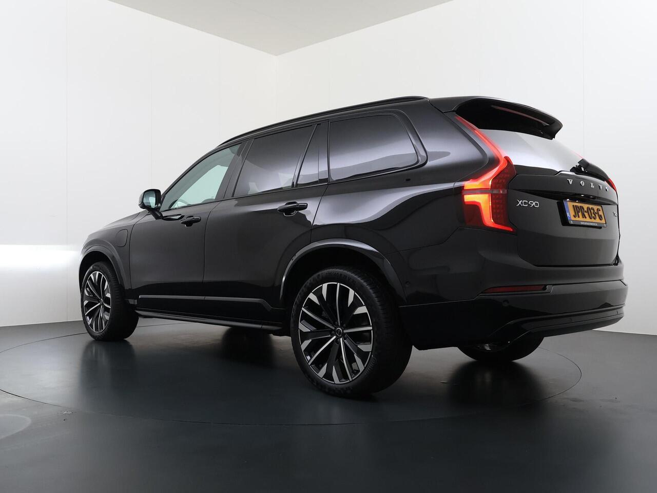 Volvo XC90 2.0 T8 Plug-in hybrid AWD Plus Dark 7-Persoons | Nieuwe Auto (1.000 km) | Vol Opties | Head-Up | Winterpakket | Harman & Kardon | Panoramadak | Memory Stoelen | Matrix-LED | 360 Camera | Rijklaar met Volledige Volvo Fabrieksgarantie